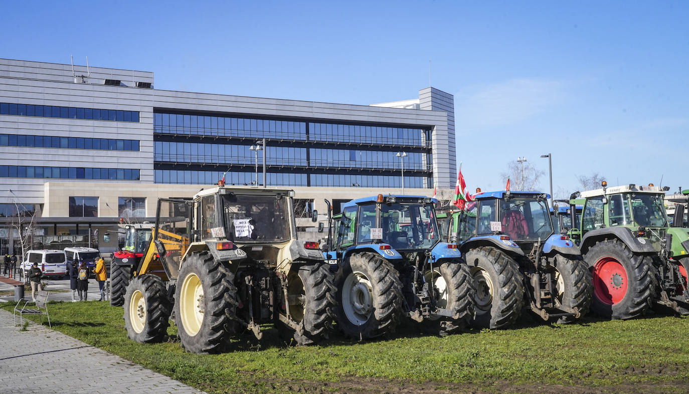 Una nueva tractorada rodea el Gobierno vasco