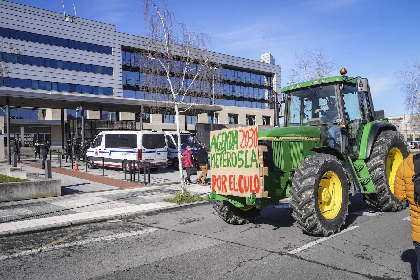 Una nueva tractorada rodea el Gobierno vasco