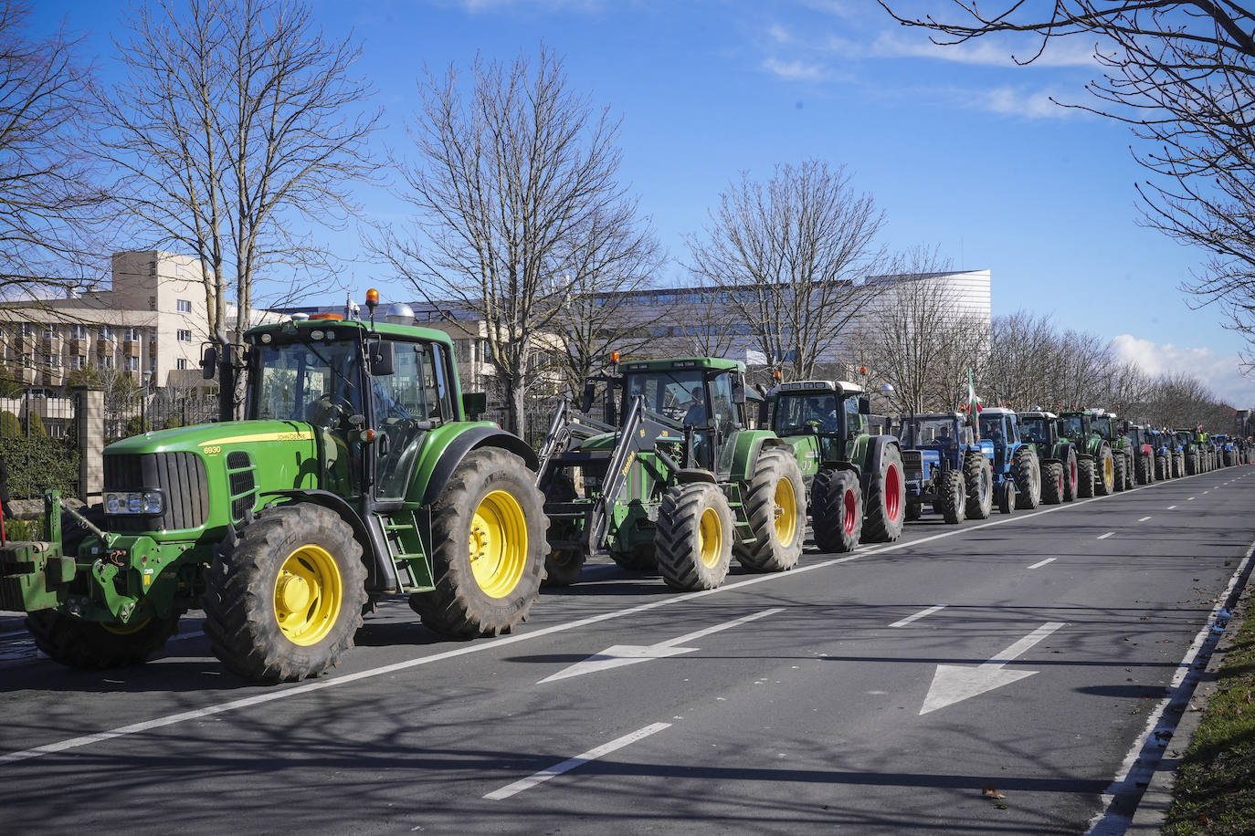 Una nueva tractorada rodea el Gobierno vasco