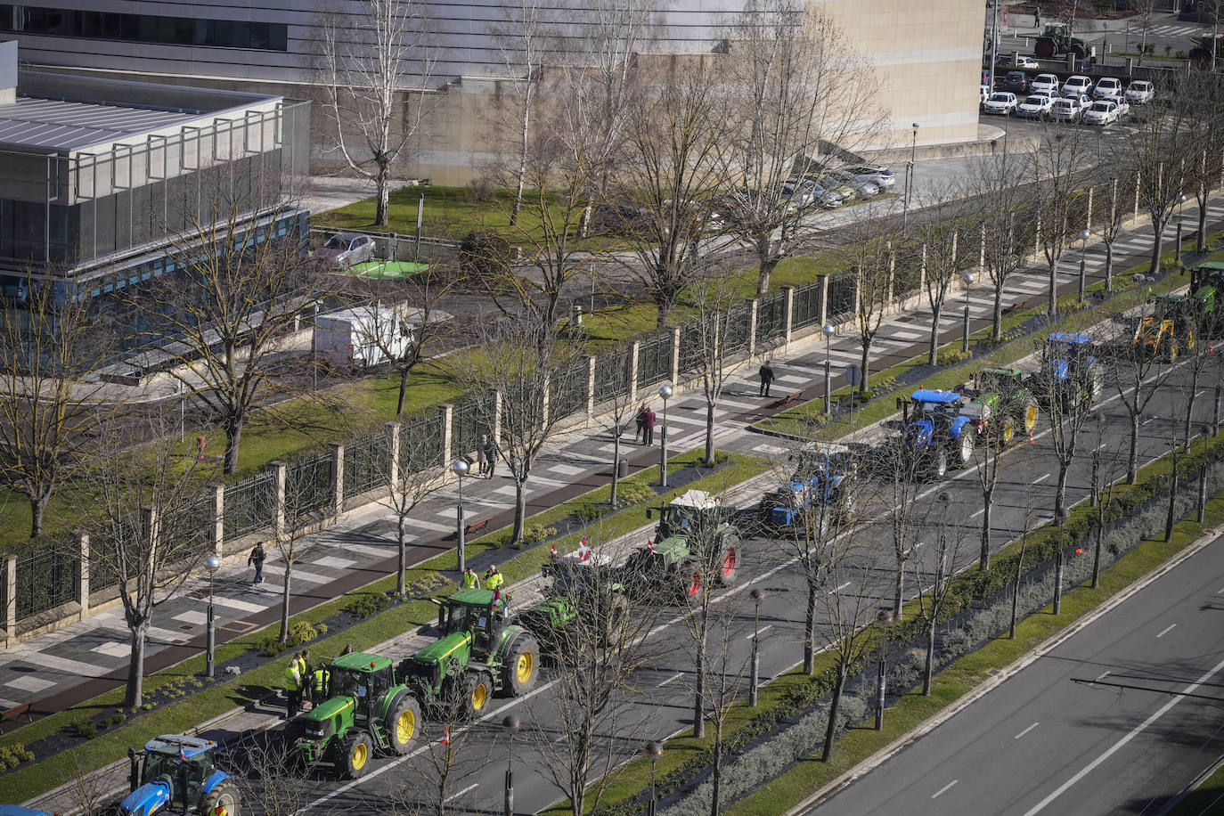 Una nueva tractorada rodea el Gobierno vasco