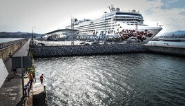 El crucero Norwegian Gem en la terminal de cruceros de Getxo.