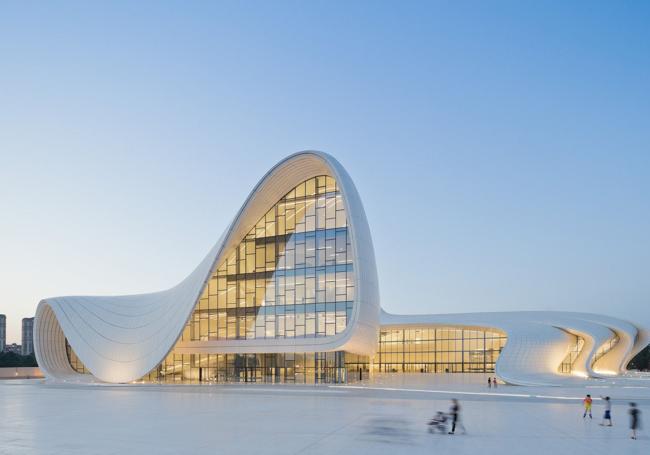 Centro cultural neofuturista Heydar Aliyev en Bakú, Azerbaiyán.