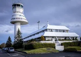 La icónica torre de control del aeropuerto de Foronda.