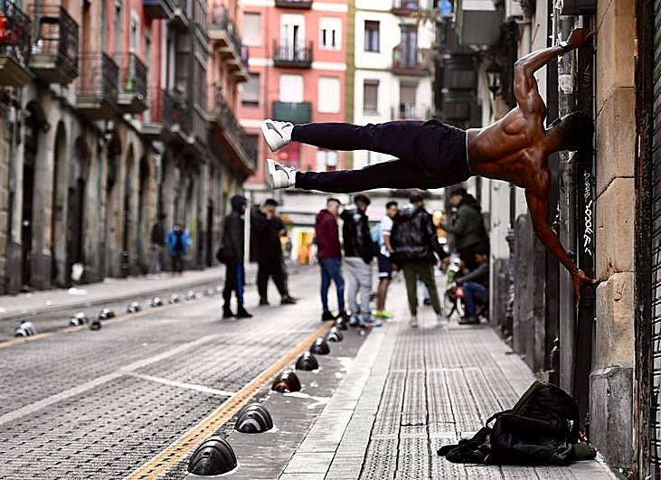 ¿Qué hace ese hombre colgado de una pared en Bilbao?
