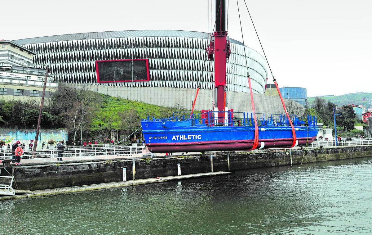 Una grúa carga con la gabarra antes de la prueba de navegabilidad realizada en 2021.