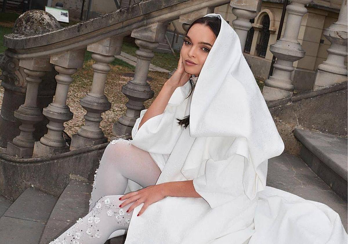 La joven vitoriana que diseña delicados vestidos y capas para la alfombra roja