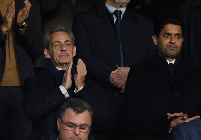 Nicolas Sarkozy aplaude junto a Nasser al-Khelaifi, presidente del PSG.