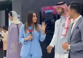 El movimiento fuera de lugar del robot humanoide en Arabia Saudí a una mujer durante su presentación