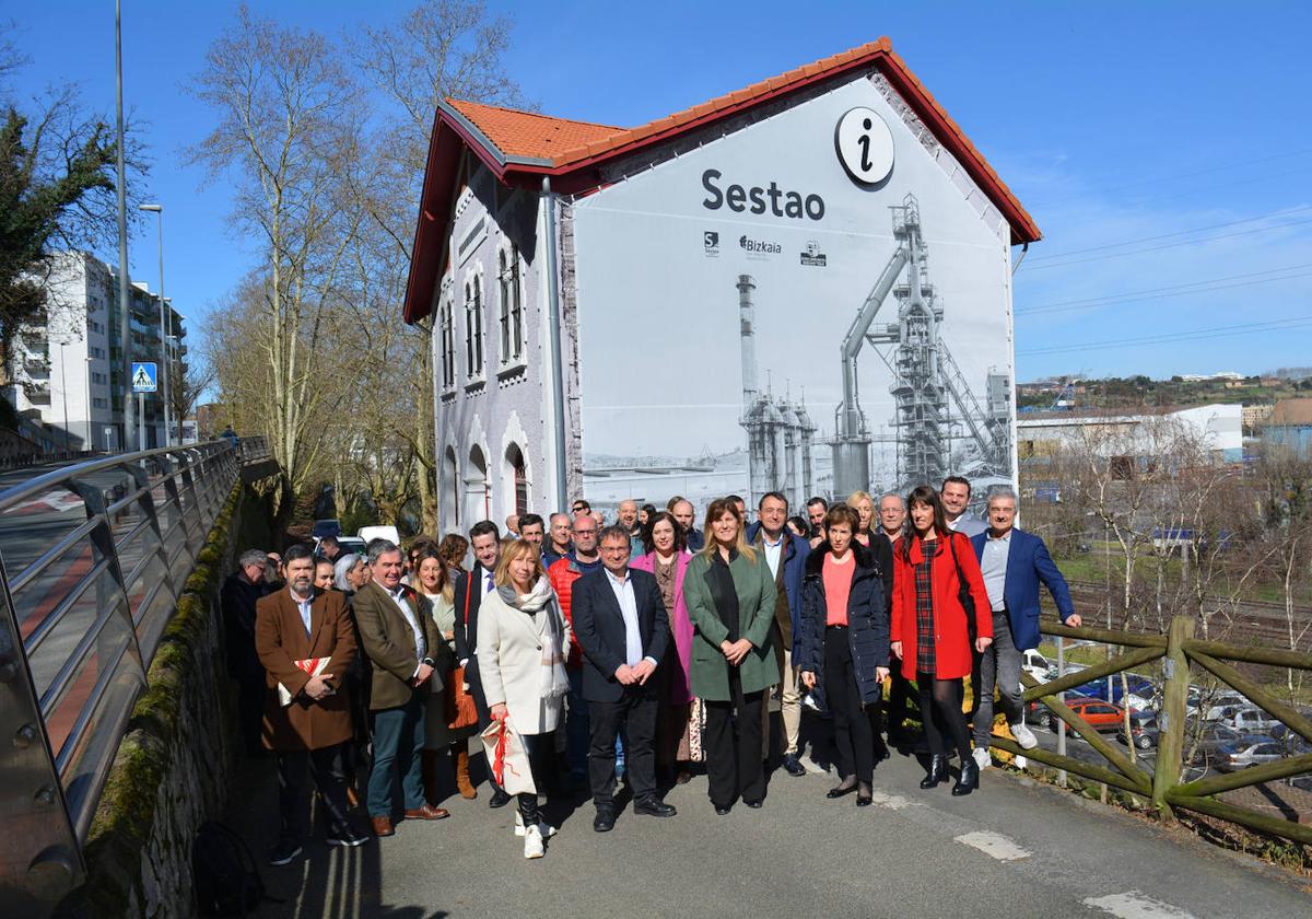 La diputada de Transportes, Movilidad y Turismo, Sonia Pérez, ha presentado la iniciativa este miércoles junto a los responsables turísticos de las comarcas de Bizkaia en el Cuarto de Socorro de Altos Hornos, en Sestao.