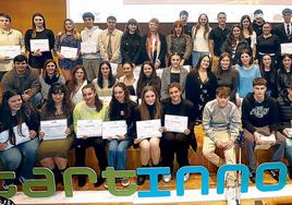 Los representantes de los diez grupos finalistas posan juntos al término de la ceremonia de entrega de premios de la undécima edición de STARTInnova.