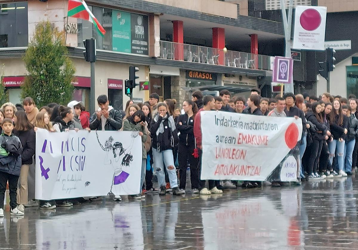 Concentración de estudiantes del municipio reclamando la desaparición de la violencia de género.