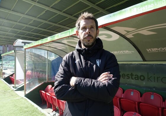 Aitor Calle ha cumplido cien partidos dirigiendo al Sestao River.