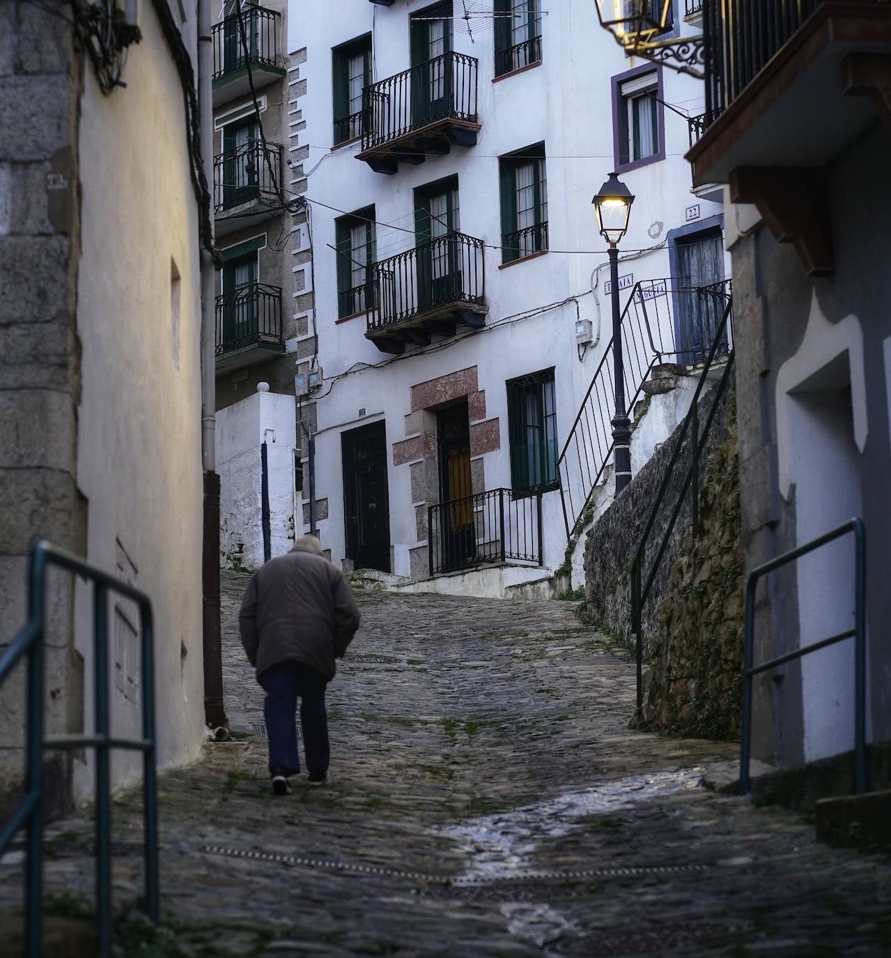 Un vecinos subre una de las empinadas cuestas de Elantxobe.