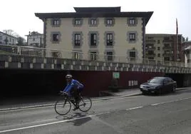 Un ciclista pasa frente al Ayuntamiento de Alonsotegi.