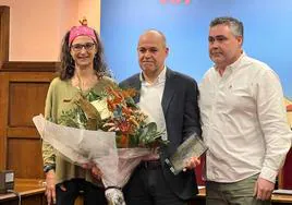 La concejala, Zorione Fundazuri, y el actual teniente alcalde, Oskar Koka, le obsequiaron con una placa y un ramo de flores.