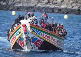 Llegada de un cayuco a Canarias, la comunidad sujeta a una mayor presión migratoria.