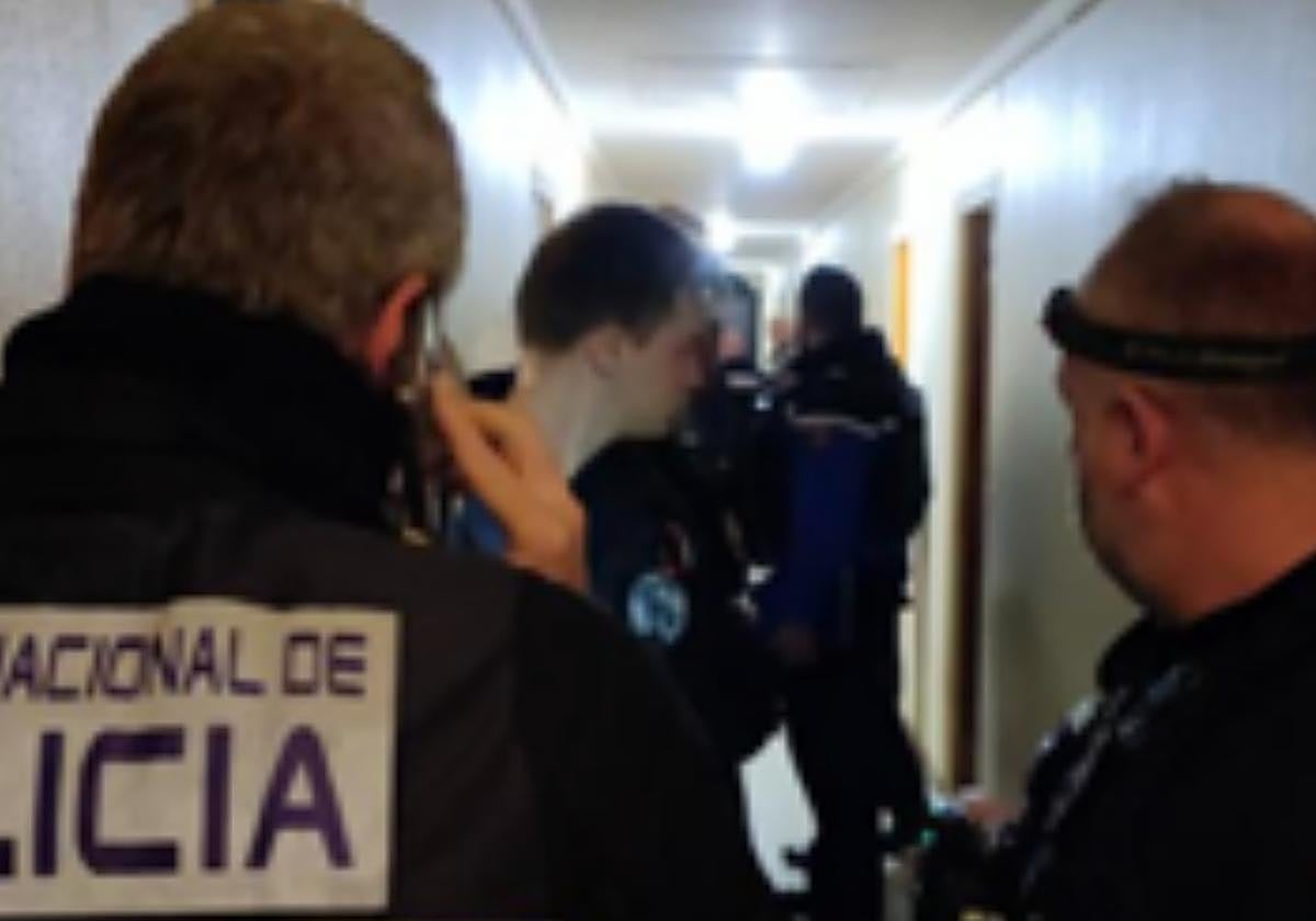 La Fiscalía francesa dirigió un dispositivo policial de 80 personas.