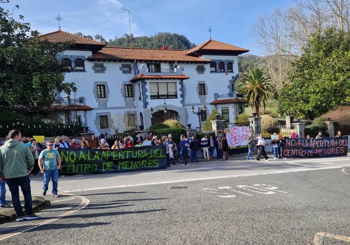 Imagen de una de las manifestaciones realizadas por los vecinos frente al palacete en venta.