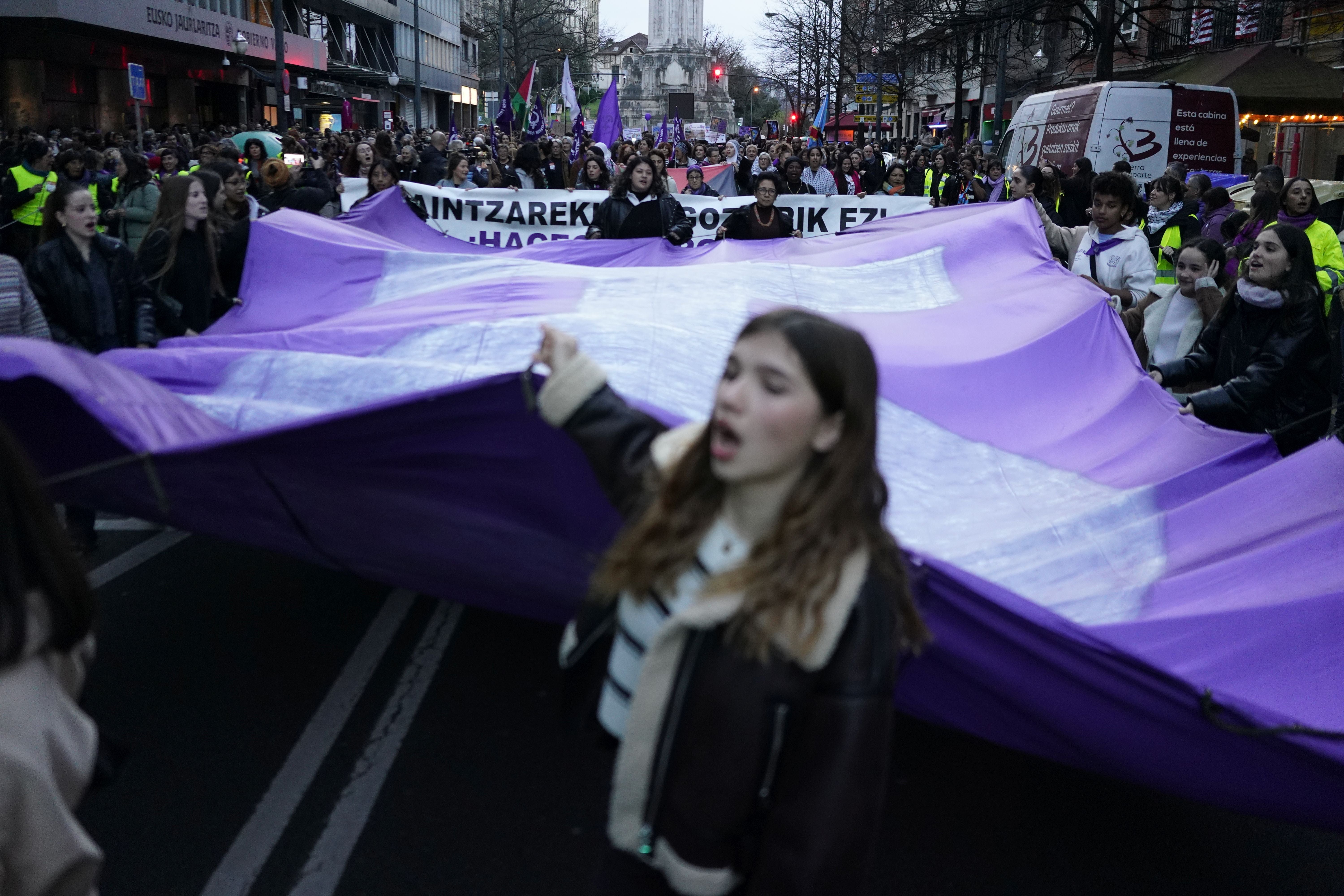 Miles de mujeres avanzan juntas en Bilbao contra la violencia sexual, la discriminación...