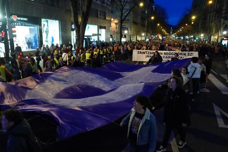 Miles de mujeres avanzan juntas en Bilbao contra la violencia sexual, la discriminación...