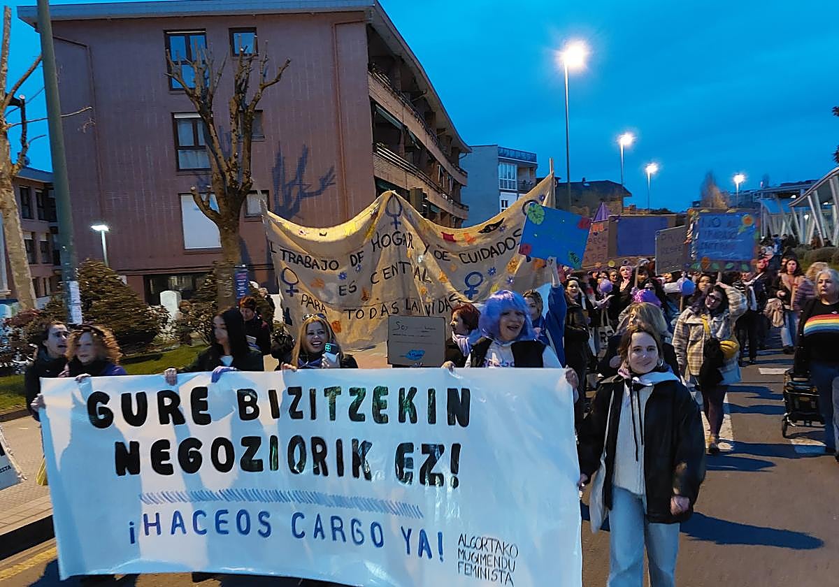 Centenares de personas han recorrido esta tarde las calles de Algorta para pedir que no sea un negocio los cuidados.
