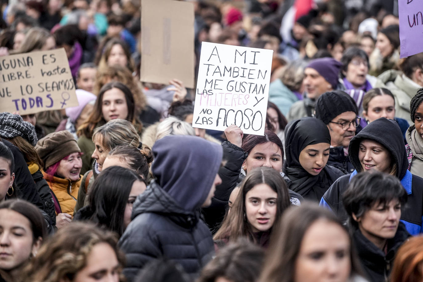 Miles de mujeres toman las calles de Vitoria para reivindicar la igualdad