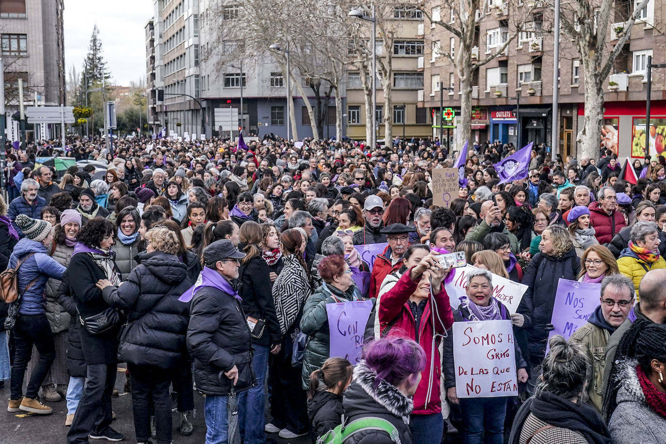 Miles de mujeres toman las calles de Vitoria para reivindicar la igualdad