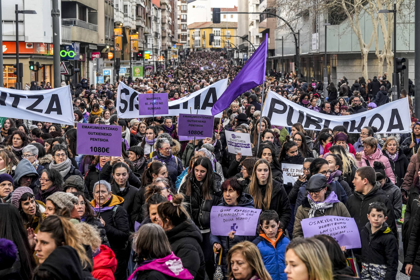 Miles de mujeres toman las calles de Vitoria para reivindicar la igualdad