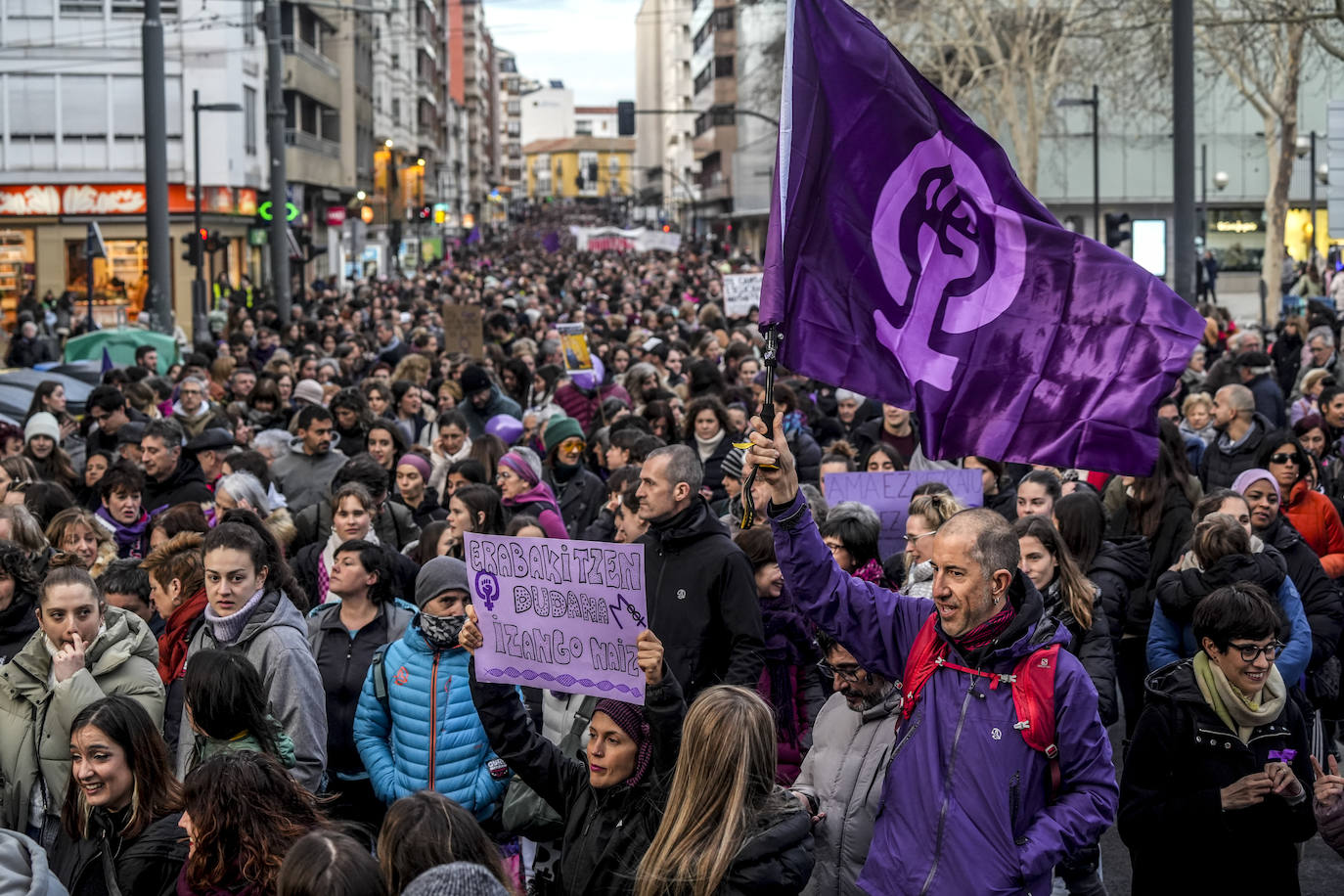 Miles de mujeres toman las calles de Vitoria para reivindicar la igualdad