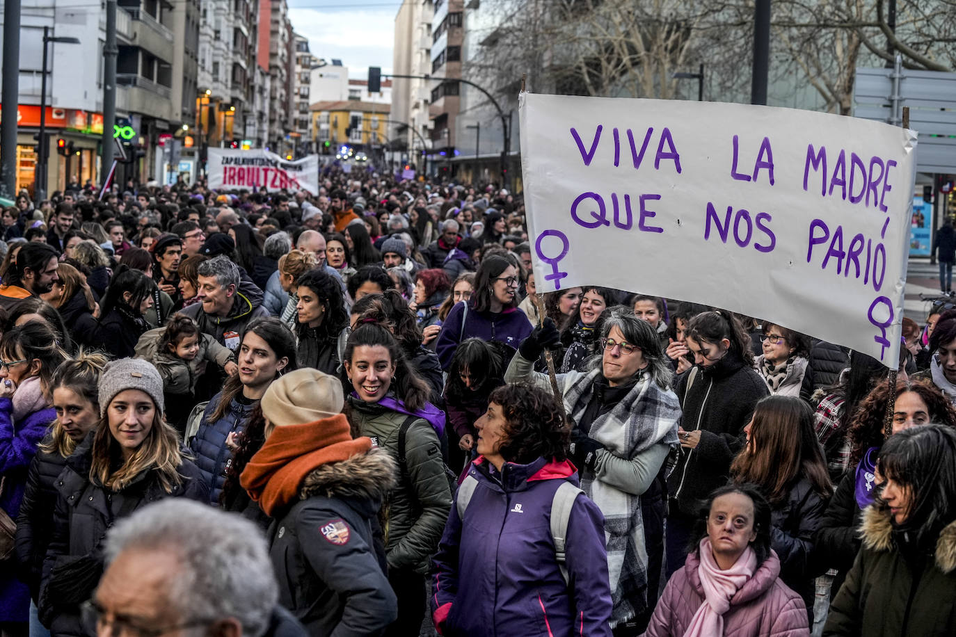 Miles de mujeres toman las calles de Vitoria para reivindicar la igualdad