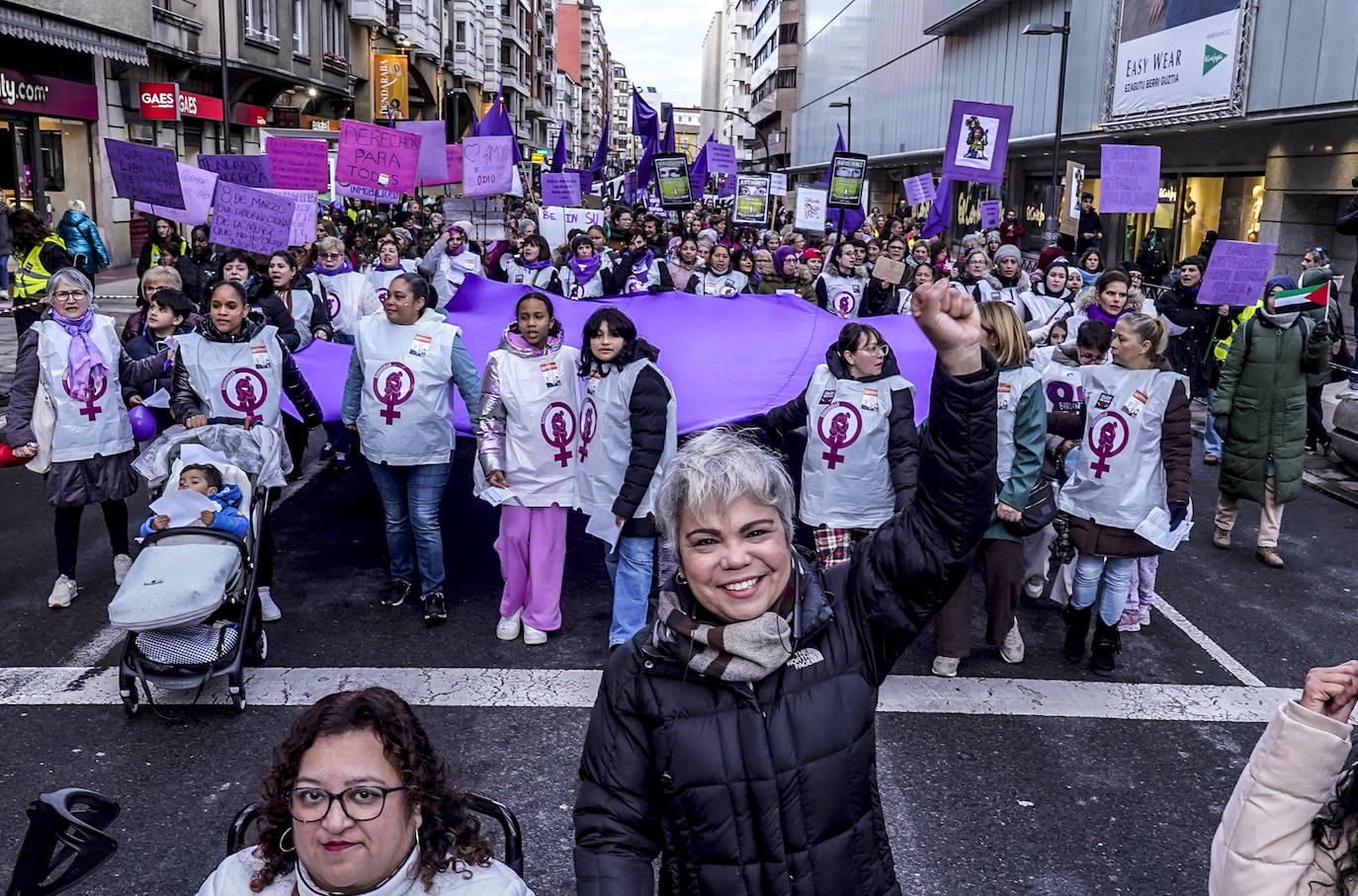 Miles de mujeres toman las calles de Vitoria para reivindicar la igualdad