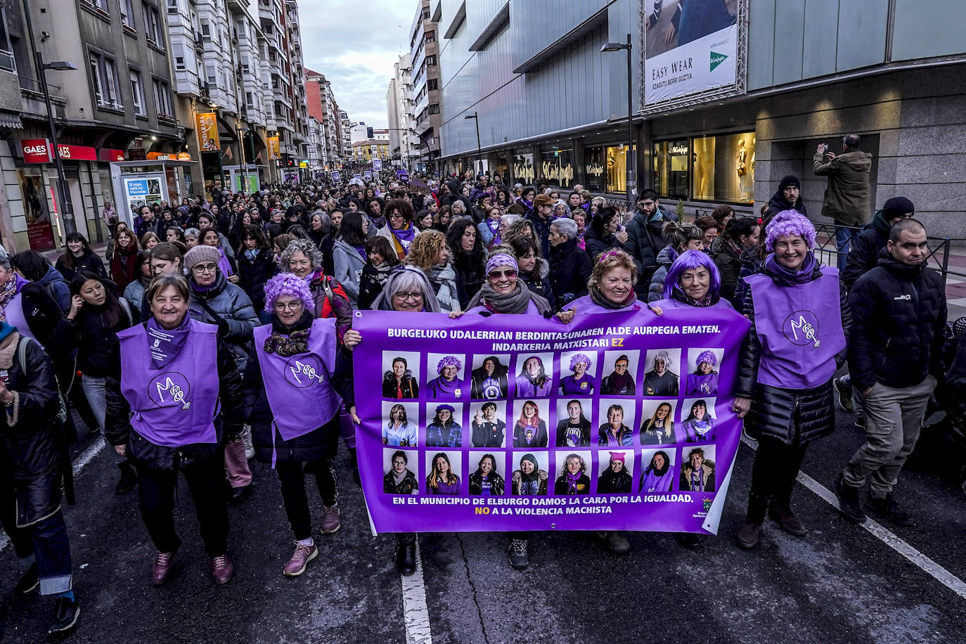 Miles de mujeres toman las calles de Vitoria para reivindicar la igualdad