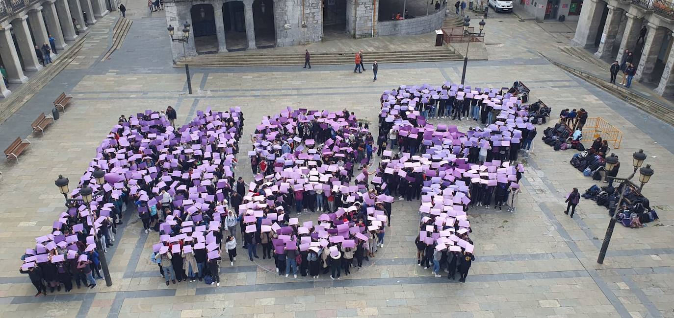 Imagen principal - El Mosaico del 8M sobre la Herriko Plaza de Llodio.