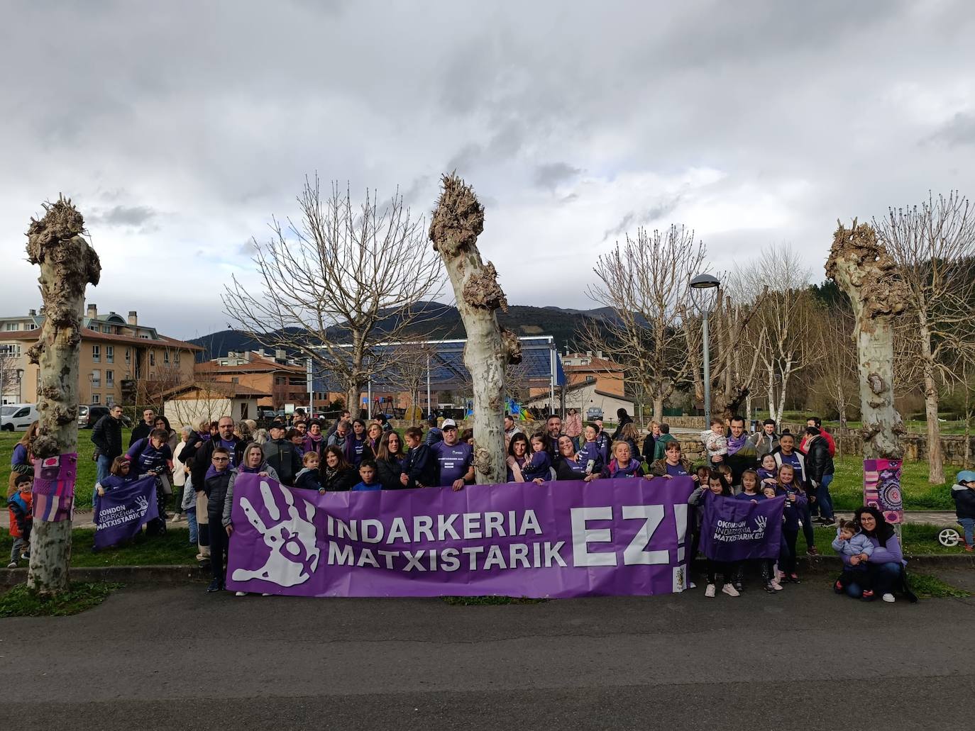 Imagen principal - Las mujeres visten de morado los pueblos alaveses