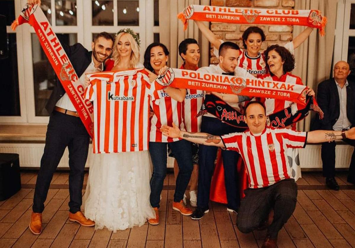 Aitor, el primero por la izquierda, su esposa y unos amigos el día de su boda. Rojiblanco hasta el altar