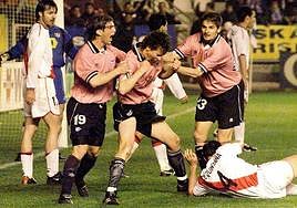 Iván Alonso y Eggen abrazan a un eufórico Eggen, autor del primer gol en Mendizorroza.