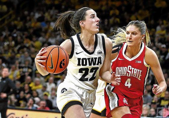 Caitlin Clark penetra contra Jacy Sheldon en el partido en el que superó el récord de Maravich.