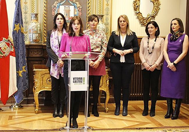 Lectura de la declaración institucional en el Ayuntamiento de Vitoria.