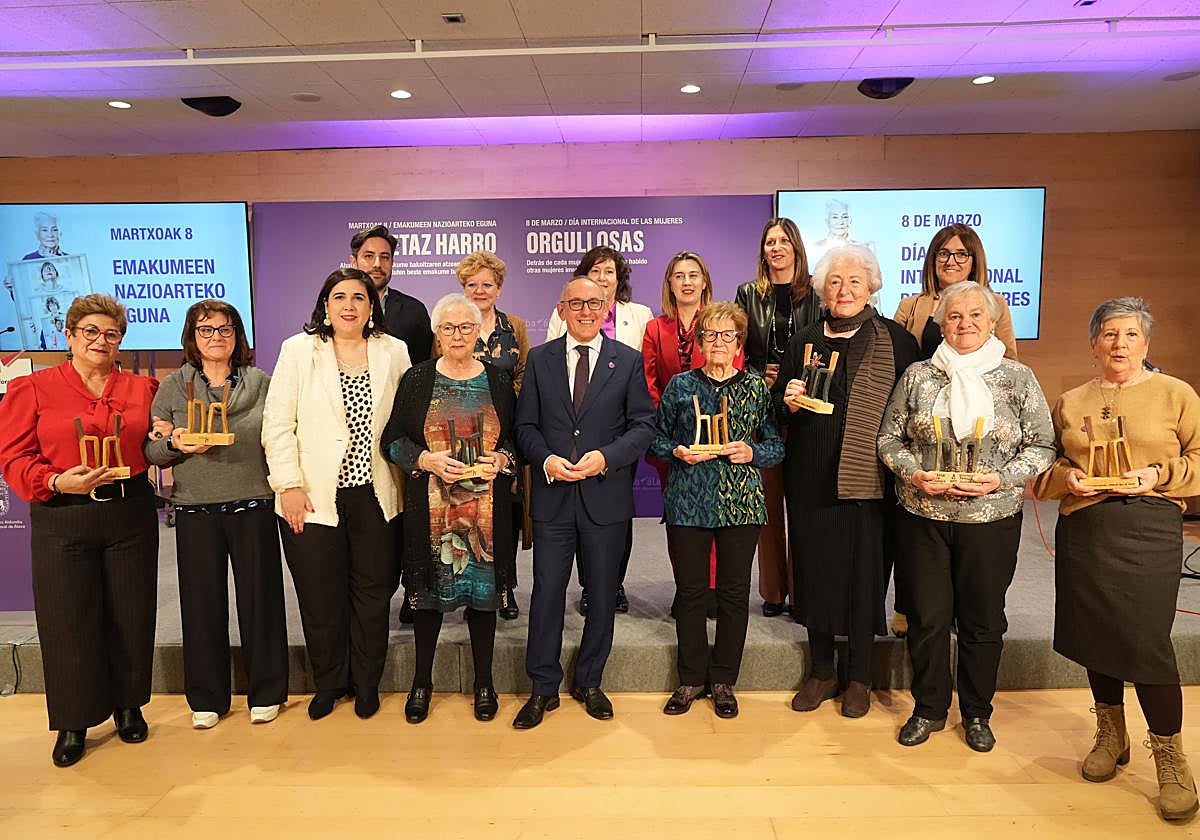 Las homenajeadas posan con el galardón junto al diputado general, Ramiro González, la diputada de Igualdad, Jone Berriozabal y otros representantes forales.
