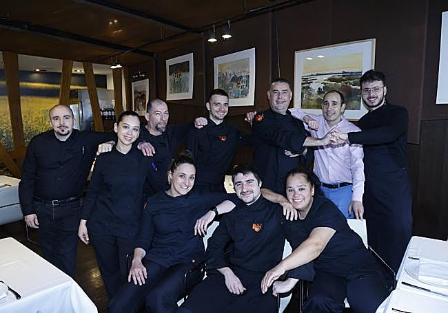 Foto de equipo en la sala de Don Producto: Arriba, Xabier Artaza, Sol Benítez, Ederson Hinestrosa, Maide de Olano, Javier Redondo (maître), José Manuel Zumaquero (gerente) y Mario Luque (jefe de cocina). Debajo, Geaxi Mondragón, Julen Domínguez y Patricia Concha.