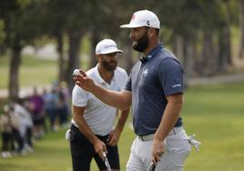 Rahm saluda al público después de apuntarse un birdie en Hong Kong.