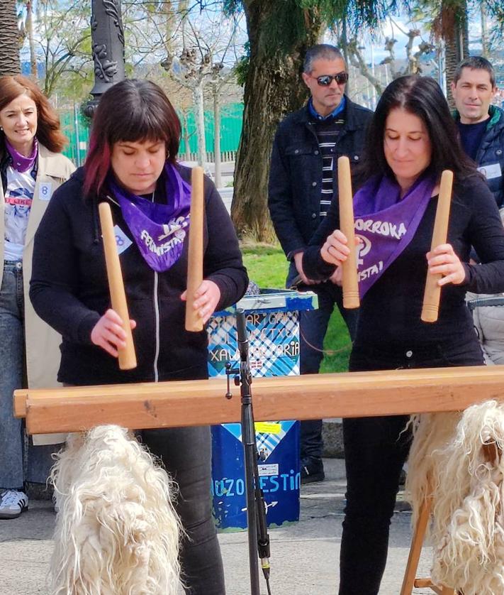 Imagen secundaria 2 - La comarca se tiñe de morado por la igualdad