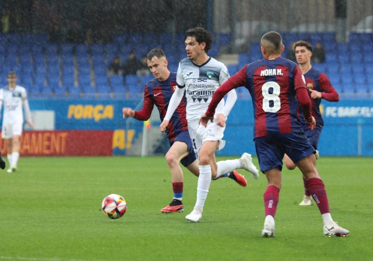 Jon Guruzeta , goleador del Sestao River, entre varios jugadores del Barça Atlètic.