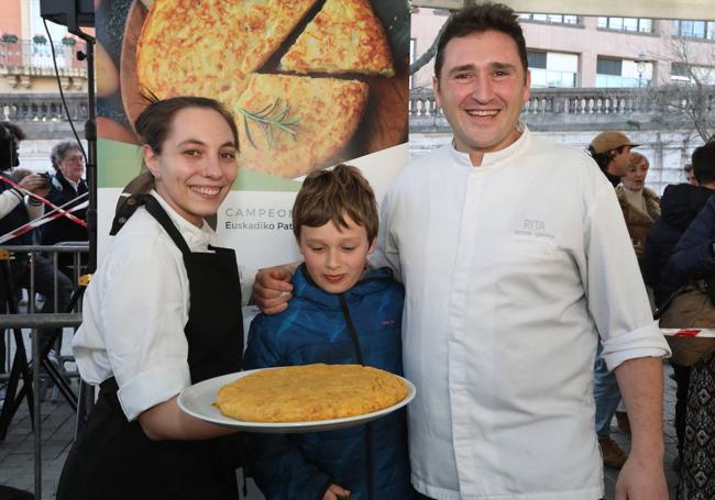 Elena Cornejo e Ismael Iglesias, del Rita, con su hijo Hodei.