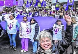 El puño en alto como símbolo de la lucha feminista monopolizó la manifestación que recorrió las calles de Vitoria.