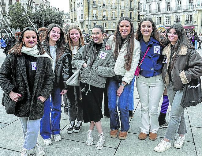 «Seguiremos luchando por nuestros derechos». Maialen Etxebarria, Lucía Gracianteparaluceta, Idoia Torquemada, Jone Mayo, Amane Egibar, Nora Martín y María González.