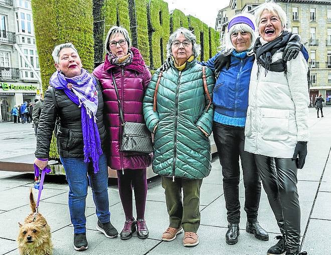«Da pena el auge del odio». María Lamarain, Elvira Arberas, Pilar Espinosa, Marisol Díaz y Ana Donnay miran con preocupación a los jóvenes, influidos por «las redes sociales».