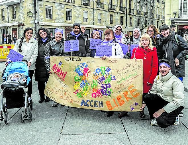 «Reivindicamos los derechos de las mujeres palestinas» Noha Mohaizen, gazatí, es una de las integrantes del colectivo Accem. Ayer salió a pedir «paz e igualdad para mis hijos».