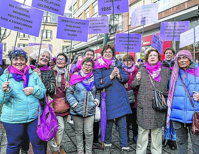 «Las mujeres tienen unas pensiones de miseria». Teresa Díaz (en el centro, con el paraguas) recuerda que muchas mujeres no han cotizado «por dedicarse a los cuidados».