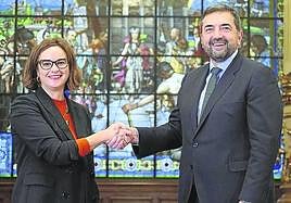 Alzaga y Etxanobe tras la ceremonia celebrada ayer.